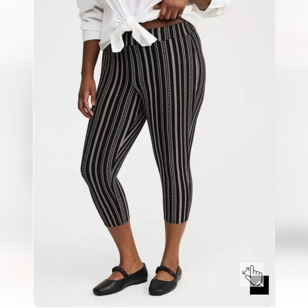 🆕️🌸TORRID STRIPED FLORAL CAPRI LEGGINGS🌸